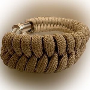 Bullet paracord bracelet